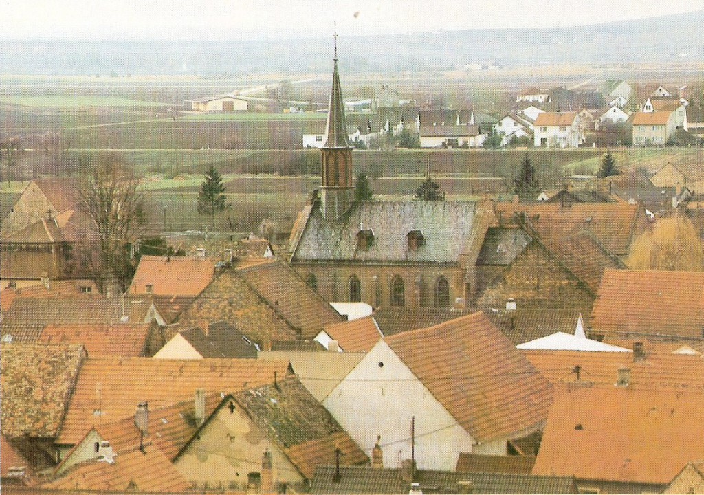 Blick vom Kirchturm hinüber zur Katholischen Kirche St. Michael
